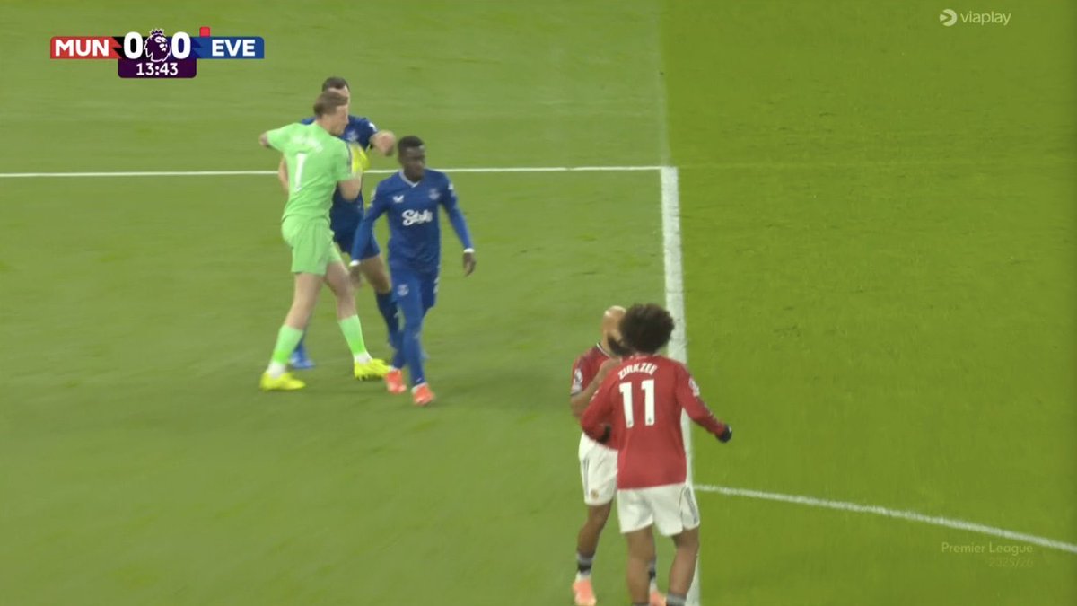 SquadsDFS's tweet image. GUEYE slapped his own team mate😭