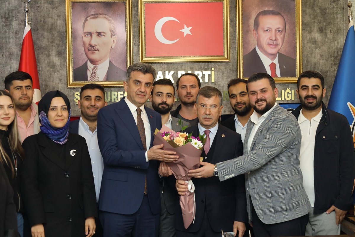 📍Ak Parti Şanlıurfa İl Başkanlığı 

Ögretmenler günü vesilesi ile Ak gençlik Şanlıurfa ailesi olarak Milletvekillerimiz Sayın <a href="/ProfDrDusak/">Prof Dr Abdurrahim Dusak</a>, Sayın <a href="/malicevheri/">𝐃𝐫. 𝐌𝐞𝐡𝐦𝐞𝐭 𝐀𝐥𝐢 𝐂𝐞𝐯𝐡𝐞𝐫𝐢</a>, Sayın <a href="/CYAZMAC/">CEVAHİR ASUMAN YAZMACI</a> Ve İl Başkanımız Sayın <a href="/milhamigunbegi/">M.İlhami GÜNBEGİ</a> ’ninde Ögretmenler Gününü Kutladık. 

Tüm Ögretmenlerimizin 24