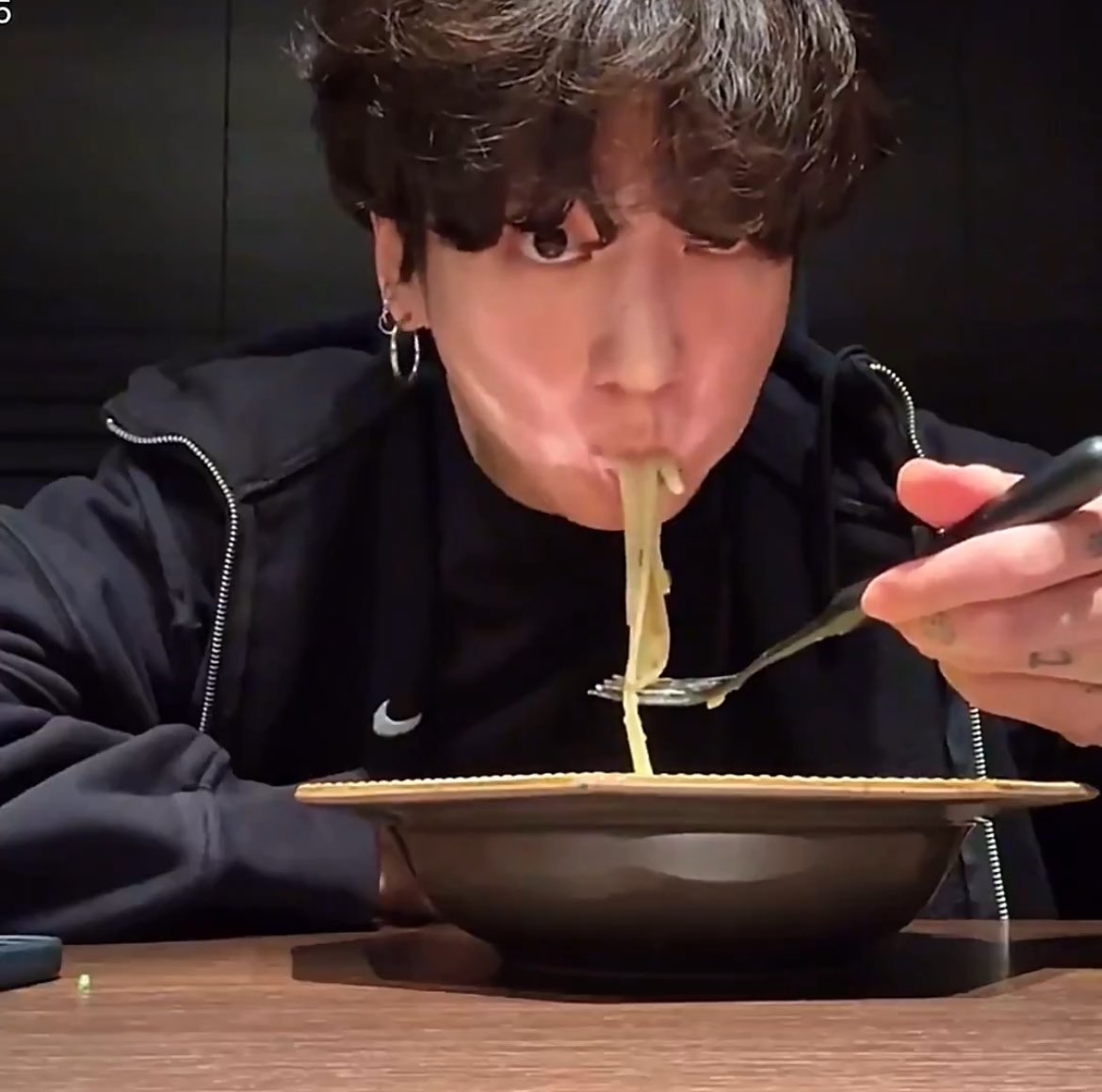paydchicken's tweet image. Jungkook eating