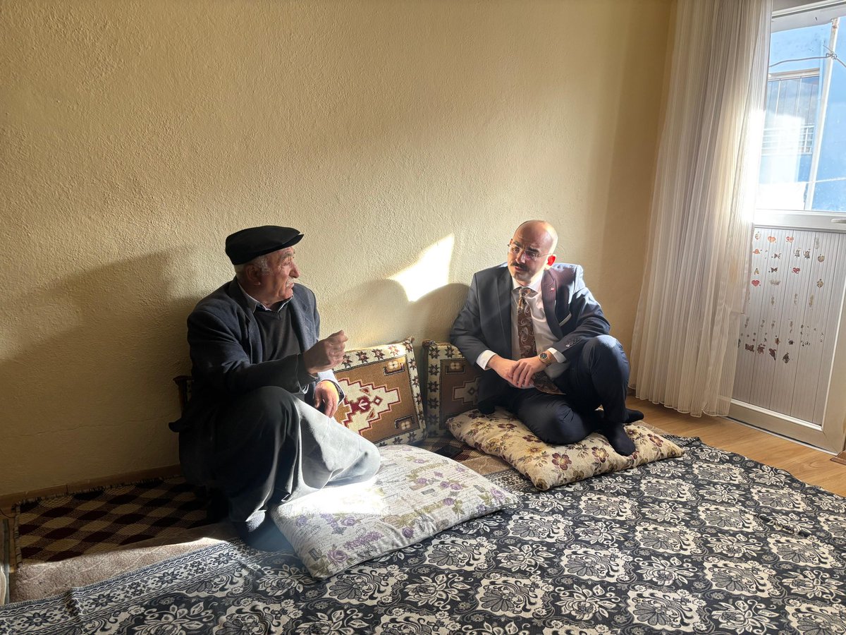 24 Kasım Öğretmenler Günü kapsamında Kaymakamımız, şehit öğretmen Seyho Kurtulmuş’un babası Ali Kurtulmuş’u ziyaret ederek şehidimizin aziz hatırasını rahmet ve minnetle andı.<a href="/TCMalatyaV/">TC Malatya Valiliği</a> <a href="/SeddarYavuz/">Seddar Yavuz</a>