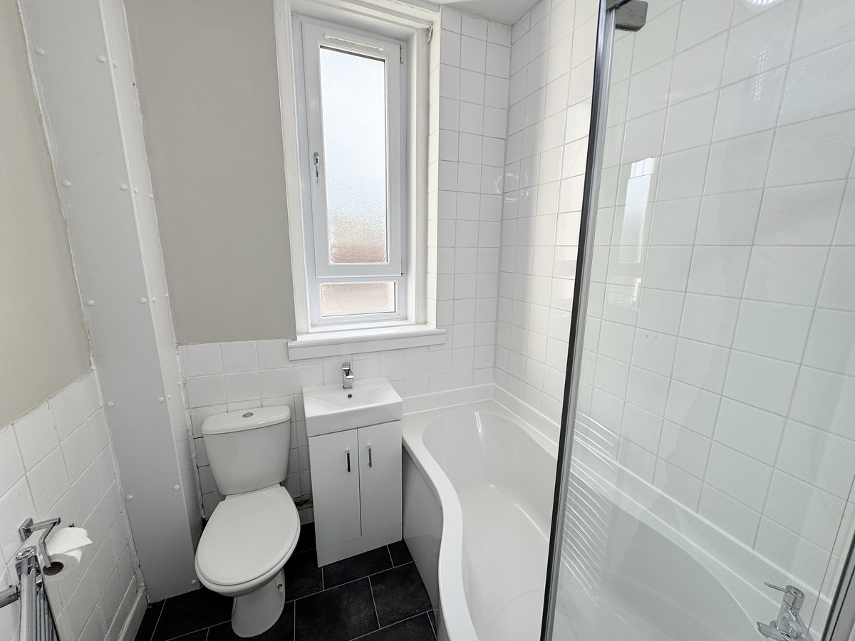 LookingToRent1's tweet image. Available Wednesday!!

2 Bedroom Flat To Let, 55 Madras Street, Bridgeton, Glasgow, G40 1LF

Further information will be available soon on social media and lookingtorent.co.uk

#lookingtorent #propertymanagement #lettingagentglasgow #glasgowlettingagent #bridgeton #glasgow