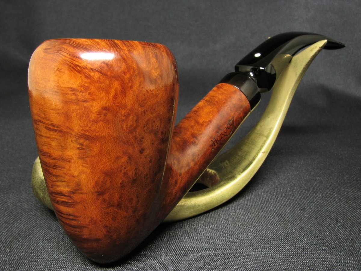 Precise, high-quality and at the same time creative German work - the highly respected Dr Perl McRooty from Vauen from the mid-20th century, a very rare series and a truly rare shape. More details on our website: vkpipes.com/pipeline/vauen…