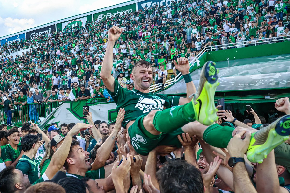 ChapecoenseReal's tweet photo. Nos braços da torcida! O 𝒑𝒂𝒓𝒂𝒈𝒖𝒂𝒊𝒐 mais 𝑪𝒉𝒂𝒑𝒆𝒄𝒐𝒆𝒏𝒔𝒆 da história! 🇵🇾🇳🇬💚

📸 Rafael Bressan | ACF 

#VamosChape #NósSomosAChape https://t.co/mDZcPzSiR5