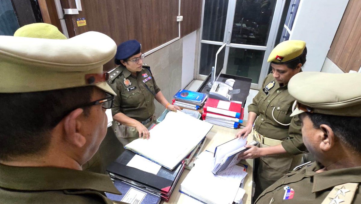 moradabadpolice's tweet image. #SSP @moradabadpolice के निर्देशन में #CO कोतवाली द्वारा थाना कोतवाली का त्रैमासिक निरीक्षण किया गया। इस दौरान थाना कोतवाली पर प्रचलित अभिलेखों,महिला हेल्प डेस्क, हवालात, सम्पत्ति गृह, भोजनालय, बैरक, थाना कार्यालय एवं सीसीटीएनएस कार्यालय का निरीक्षण किया गया... (1/2)