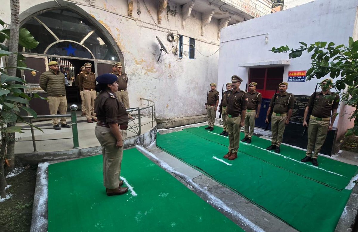 moradabadpolice's tweet image. #SSP @moradabadpolice के निर्देशन में #CO कोतवाली द्वारा थाना कोतवाली का त्रैमासिक निरीक्षण किया गया। इस दौरान थाना कोतवाली पर प्रचलित अभिलेखों,महिला हेल्प डेस्क, हवालात, सम्पत्ति गृह, भोजनालय, बैरक, थाना कार्यालय एवं सीसीटीएनएस कार्यालय का निरीक्षण किया गया... (1/2)