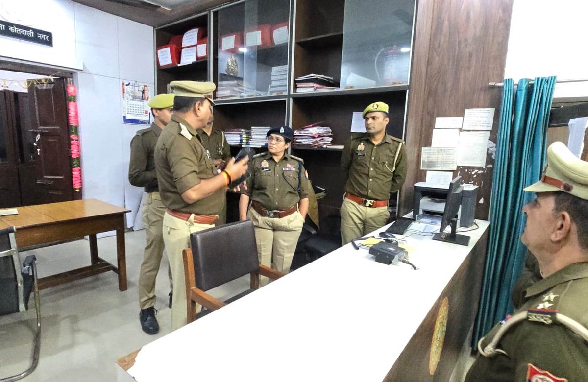 moradabadpolice's tweet image. #SSP @moradabadpolice के निर्देशन में #CO कोतवाली द्वारा थाना कोतवाली का त्रैमासिक निरीक्षण किया गया। इस दौरान थाना कोतवाली पर प्रचलित अभिलेखों,महिला हेल्प डेस्क, हवालात, सम्पत्ति गृह, भोजनालय, बैरक, थाना कार्यालय एवं सीसीटीएनएस कार्यालय का निरीक्षण किया गया... (1/2)