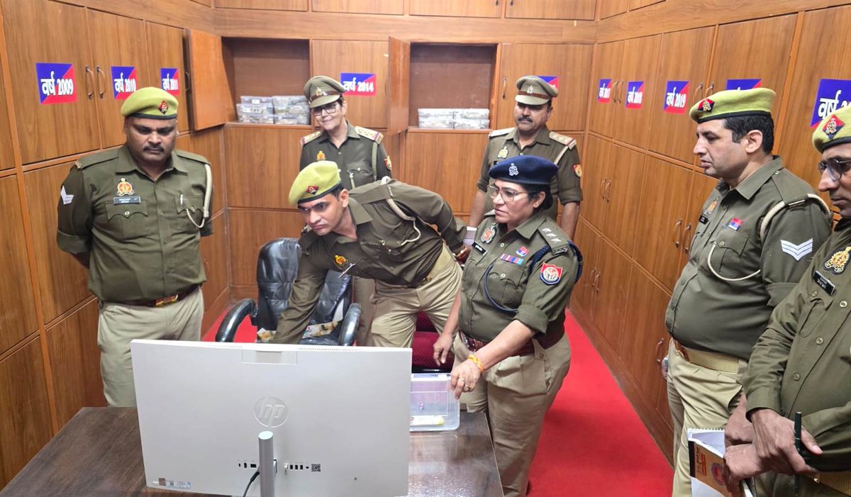 moradabadpolice's tweet image. #SSP @moradabadpolice के निर्देशन में #CO कोतवाली द्वारा थाना कोतवाली का त्रैमासिक निरीक्षण किया गया। इस दौरान थाना कोतवाली पर प्रचलित अभिलेखों,महिला हेल्प डेस्क, हवालात, सम्पत्ति गृह, भोजनालय, बैरक, थाना कार्यालय एवं सीसीटीएनएस कार्यालय का निरीक्षण किया गया... (1/2)