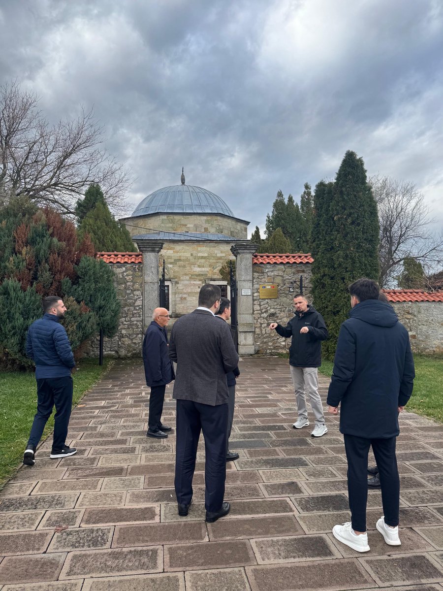 Avrupa Gençlik Derneği Balkan Ülke Temsilciliklerimizin Eğitim Toplantısı Kosova’nın başkenti Priştine’de Sultan I. Murad Türbesi ziyareti ile başladı.

———

The European Youth Association opened its training meeting for Balkan country representatives in Pristina, Kosovo’s