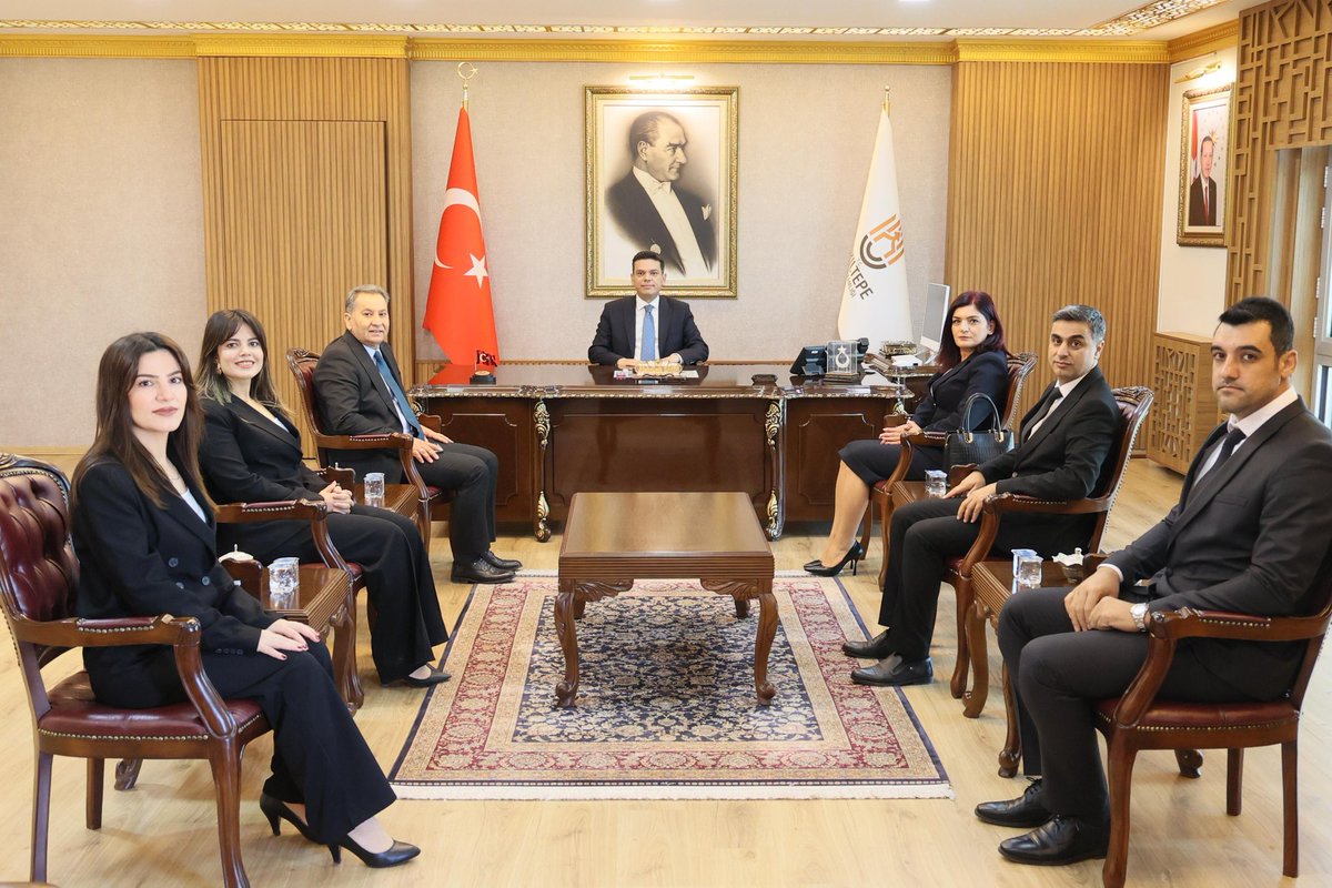 KIYMETLİ ÖĞRETMENLERİMİZ KAYMAKAMIMIZ ABDULLAH ŞAHİN’İ ZİYARET ETTİ 

📍Kızıltepe Kaymakamlığı 

Kaymakamımız Abdullah ŞAHİN, 24 Kasım Öğretmenler günü dolayısıyla İlçe Milli Eğitim Müdürü Abdulkadir GÜMÜŞ ve ilçemizde görev yapan kıymetli öğretmenlerimizi makamında ağırladı.