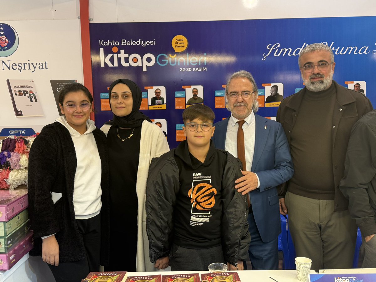 yusufaslan_02's tweet image. Tarihimizin derinliklerine ışık tutan, kıymetli araştırmacı ve yazar Mustafa Armağan’ı kitap fuarında ziyaret etmenin mutluluğunu yaşadık.
Hem ilim ve irfan dolu sohbetiyle bizlere yeni ufuklar açtı hem de tarih bilincimizin diri kalması adına önemli hatırlatmalarda bulundu.

Bu…