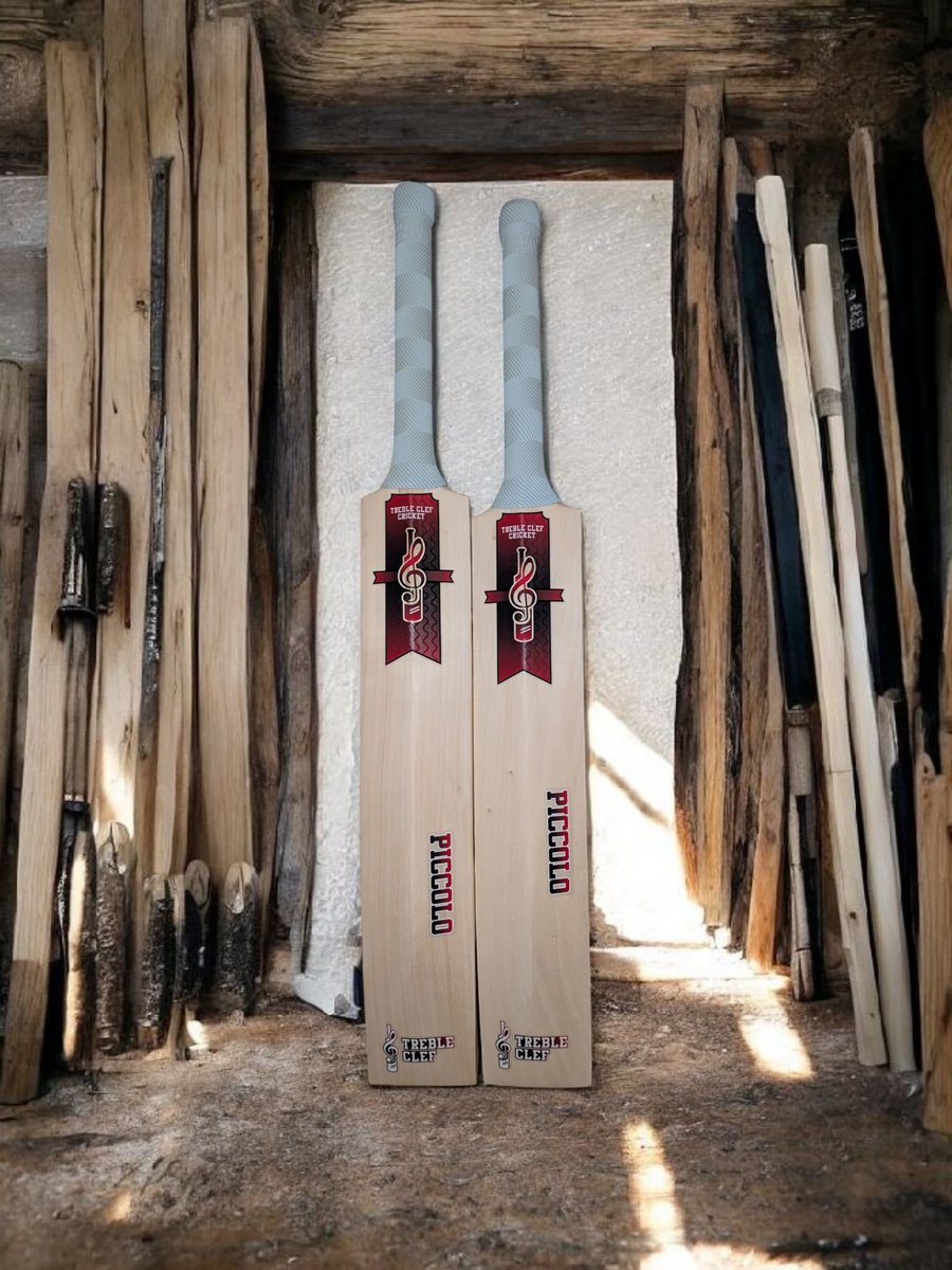 Who said junior bats need to be worse in quality?! A gorgeous pair of Red Piccolo's out the door. A lovely Christmas present at a starting price of just £50!!

#TrebleClefCricket #findyourrhythm #composeyourinnings #juniorbats #piccolo