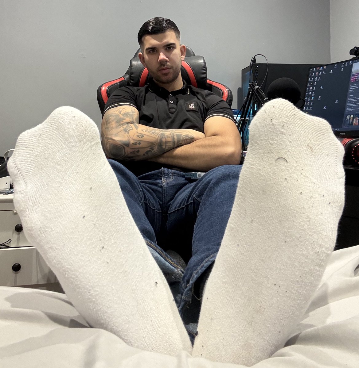 If I tell you to get on your knees and worship. You will do exactly that. And you do not stop until I say so pathetic fag🫰🏽