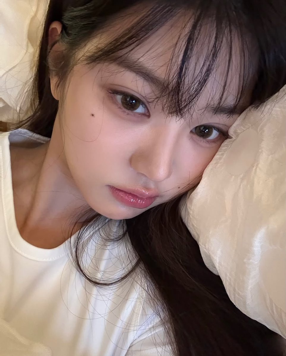 0403FEED's tweet photo. IM CRYING WHY IS SHE SO CUTE https://t.co/CDzukZDswT