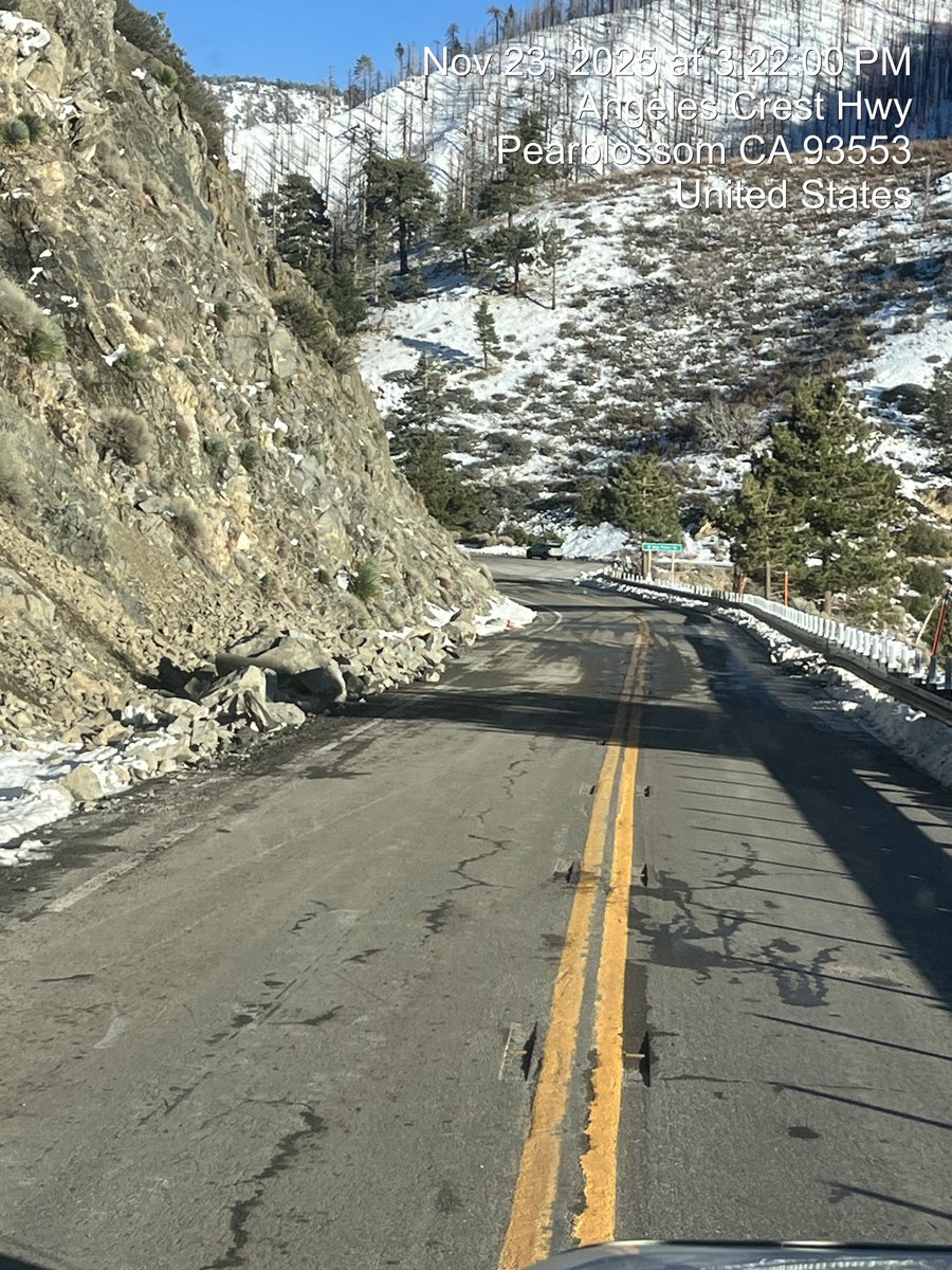 CaltransDist7's tweet image. 🚧 ANGELES CREST HIGHWAY🌲 

State Route 2 in Angeles Forest:
@CaltransDist7 Chilao Mountain Maintenance crew cleared fallen rocks from the highway near post mile 64 on Sunday afternoon (11/23). Photos👇

Know before you go: Check QuickMap.dot.ca.gov
