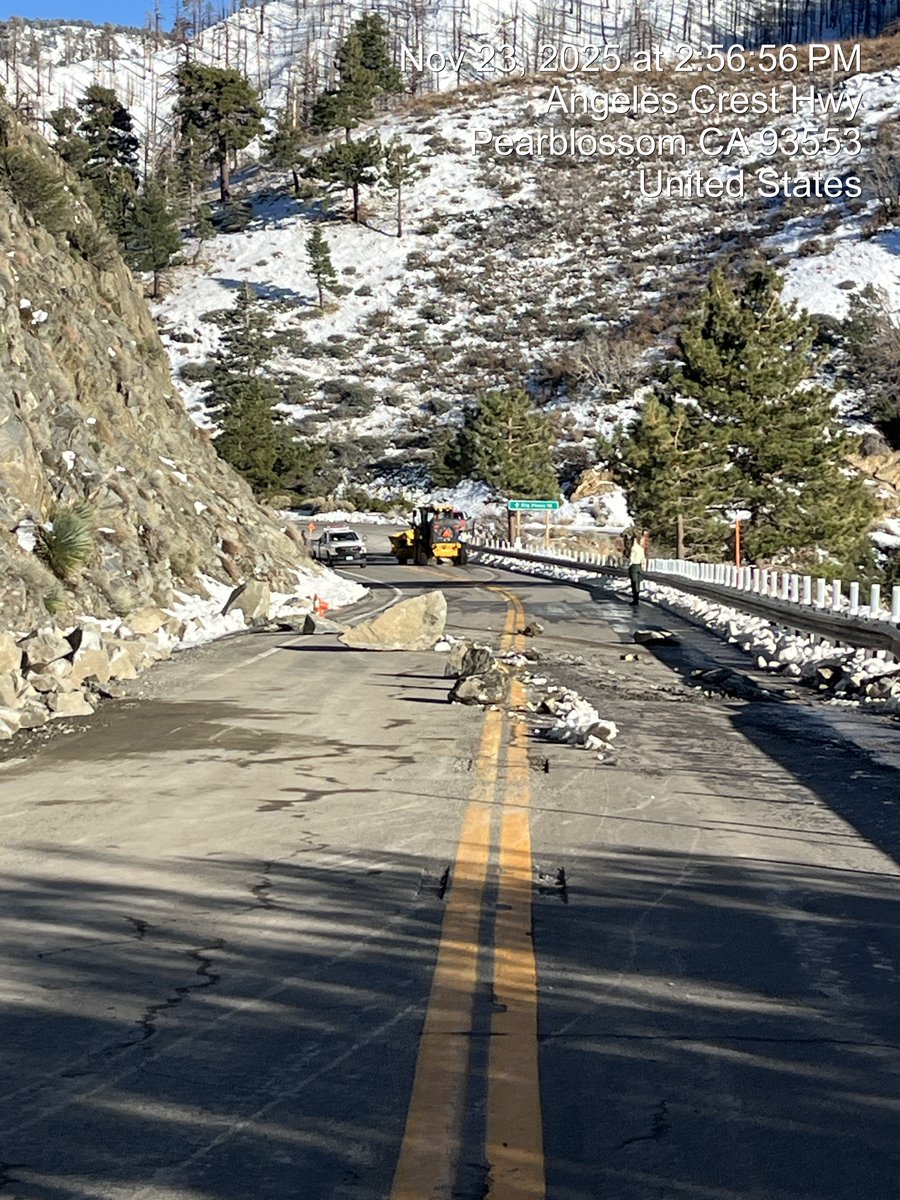 CaltransDist7's tweet image. 🚧 ANGELES CREST HIGHWAY🌲 

State Route 2 in Angeles Forest:
@CaltransDist7 Chilao Mountain Maintenance crew cleared fallen rocks from the highway near post mile 64 on Sunday afternoon (11/23). Photos👇

Know before you go: Check QuickMap.dot.ca.gov