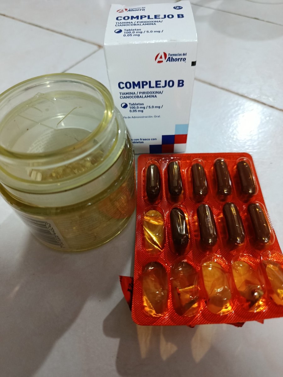 Beatleasis's tweet image. Lo que uno tiene que tomar, después de cierta edad, para contrarrestar el #PoderosoMiCansancio.