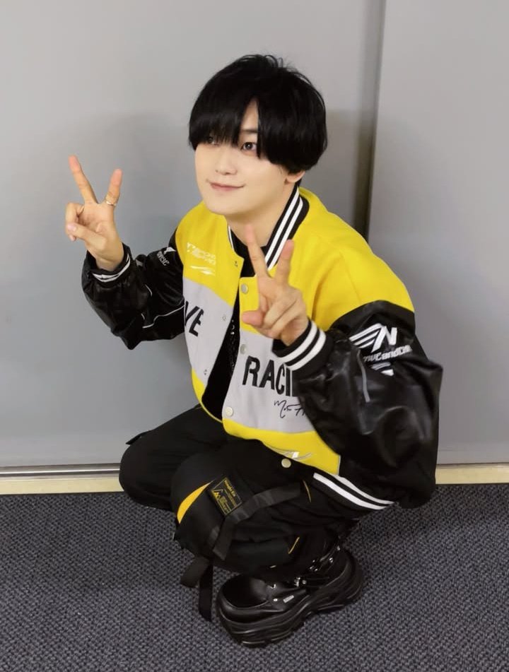 puddingpaws_'s tweet photo. Close enough with his voice actor 😭 https://t.co/M3Xk7RHzhT