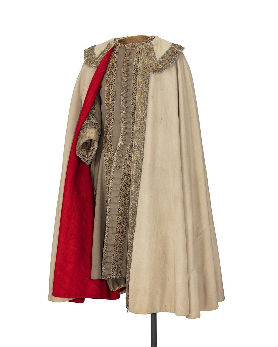 vickyhaddock's tweet image. King Charles XI of Sweden was born #OnThisDay in 1655. This 1680s ensemble, consisting of a long, grey-brown, quilted silk moiré waistcoat embellished with guipure lace in silver and gold, breeches, and a cloak, belonged to Charles XI. Livrustkammaren collection. #fashionhistory