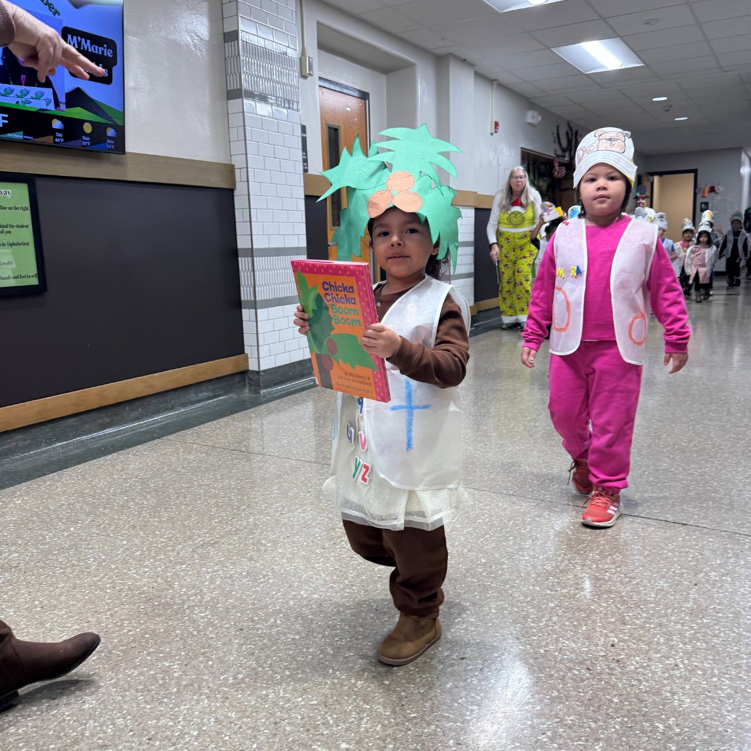 FWCommSchools's tweet image. Adams Elementary School celebrated the joy of reading with a book-themed Literacy Parade on Friday, complete with costumes. #ItStartsWithYourSchools #Adams #KeysToSuccess #Literacy