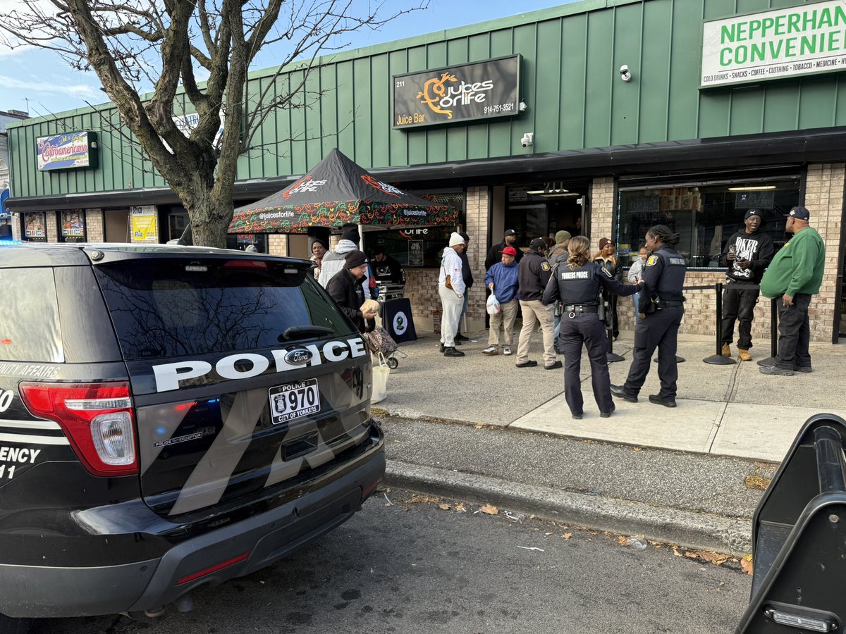 Had a great time helping out at another turkey giveaway yesterday- this time hosted by Juices for Life on Nepperhan Ave!

Starting off Thanksgiving week the right way!

#yonkerspd #yonkerspolice #yonkers #community #communityfirst #thanksgiving

<a href="/YonkersPD4/">Yonkers Police 4th Pct</a>