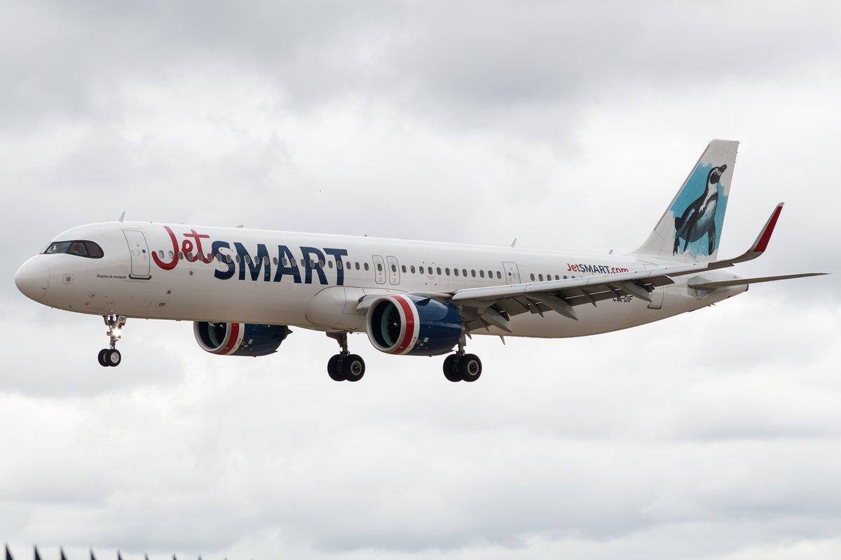 Dos A321neo que actualmente se encuentran volando para la filial argentina de JetSMART.
CC-DIF aterrizando en 13.
CC-DIQ en punto de espera (incorporación reciente a la filial).