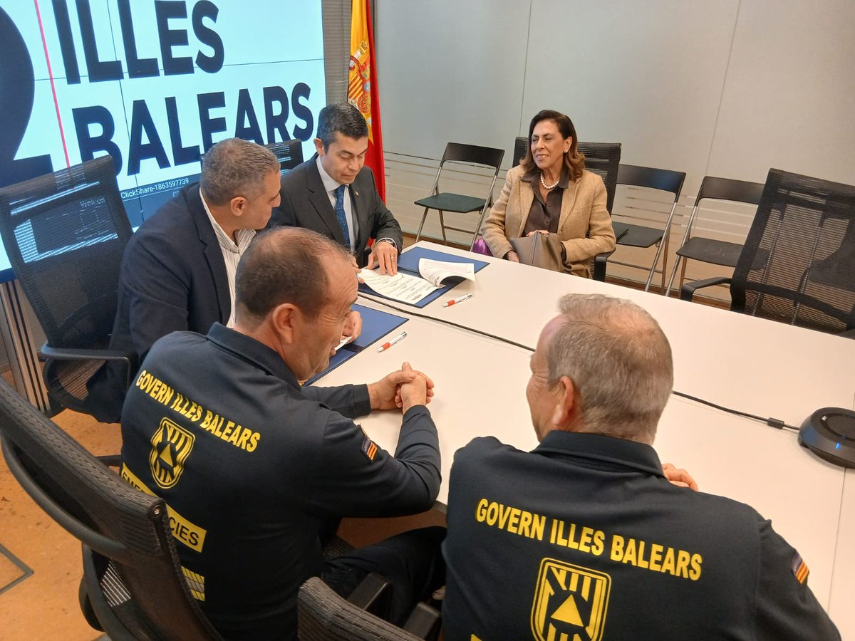 ConsulMexBCN's tweet photo. En la ciudad de Palma, el @ConsulmexBCN y @PresidenciaGOIB firmaron un convenio de cooperación e intercambio de información que facilitará la #ProtecciónConsular en caso de emergencias que afecten a personas mexicanas -viajer@s, estudiantes o habitantes- en Illes Balears 
1/ https://t.co/196xei9Zq9
