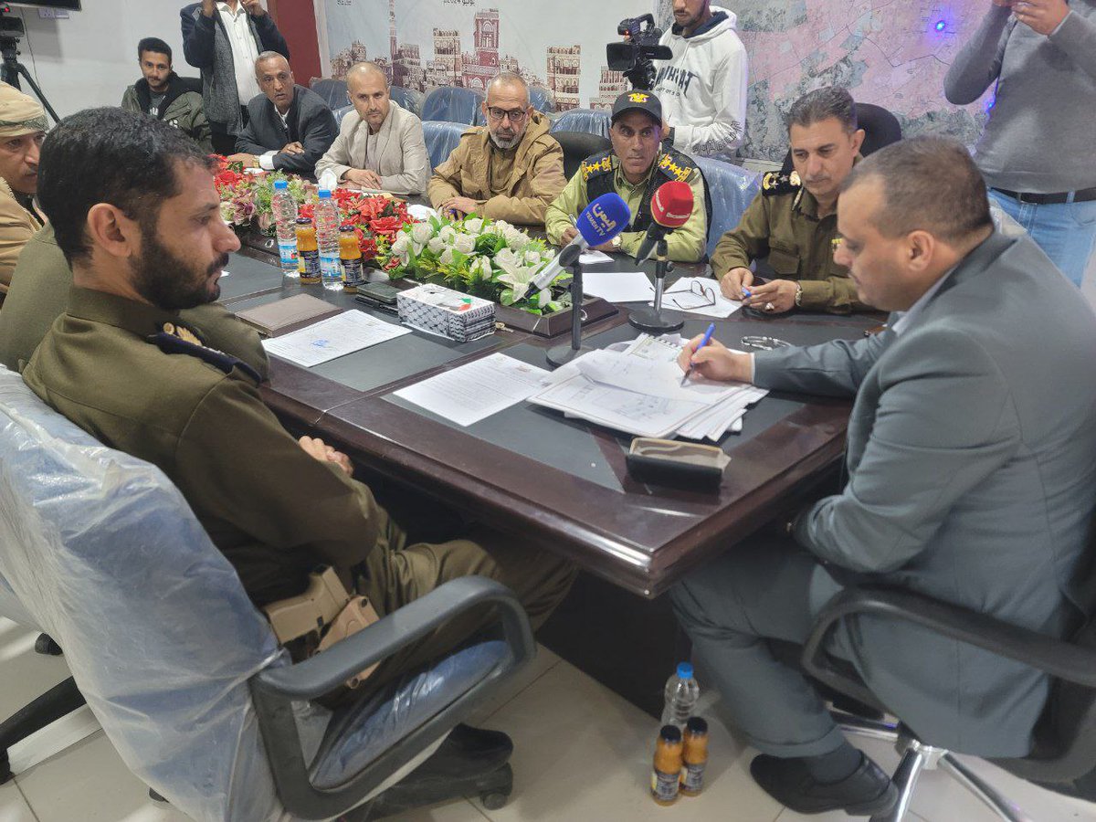 مناقشة تعزيز إجراءات الأمن والسلامة في المنشآت الصناعية

#وزارة_الداخلية
#الإعلام_الأمني_اليمني 
 4 جمادى الأخرة 1447هــ

عُقد اليوم اجتماعٌ في مصلحة الدفاع المدني برئاسة القائم بأعمال وزير الاقتصاد والصناعة سام أحمد البشيري، لمناقشة تعزيز إجراءات الأمن والسلامة في المنشآت