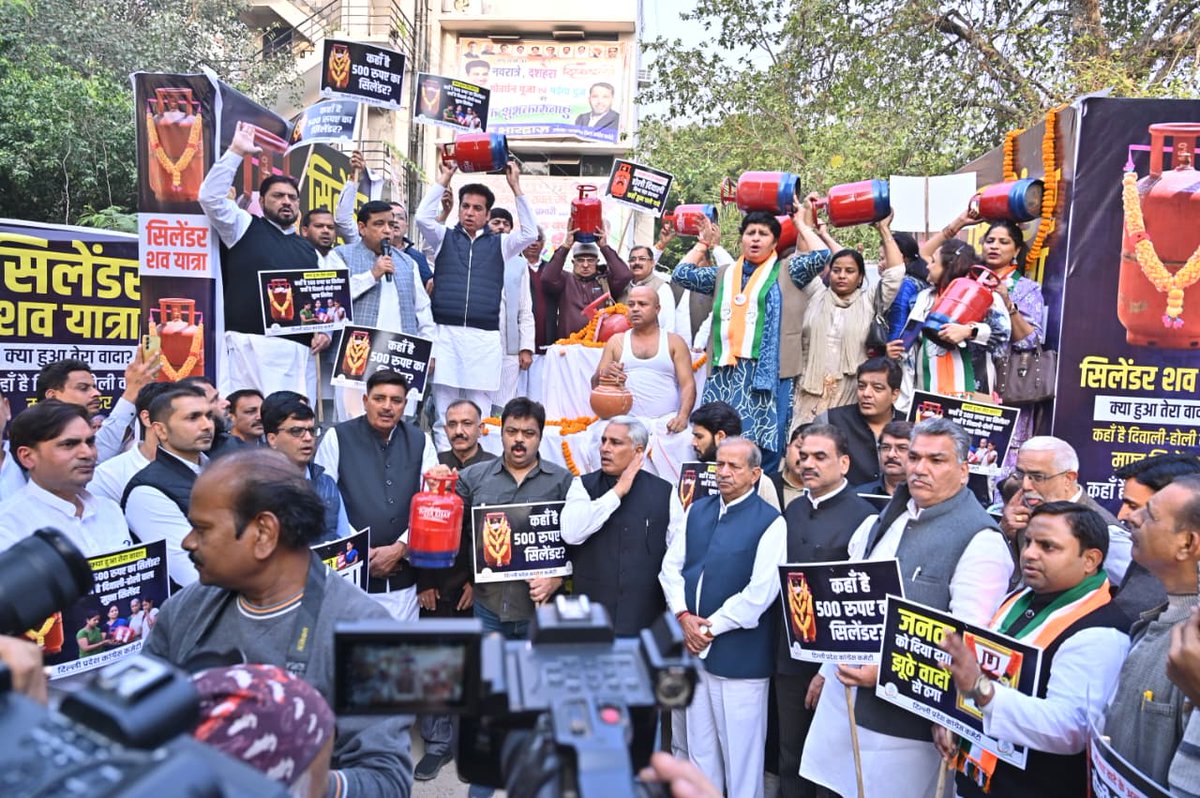 जुमलेबाज भाजपा के विरुद्ध सिलेंडर शवयात्रा का एकजुट प्रदर्शन। 

इस बार जनता बोल रही "बदलाव नहीं तो बदला ही सही" 

#CylinderShavYatra #MCDbyElection2025