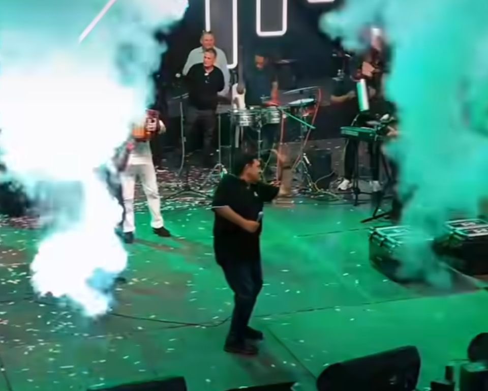 Con el vallenato auténtico, #sentimental y parrandero, <a href="/PonchoZuleta/">Poncho Zuleta Diaz</a> y El <a href="/CochaMolina7/">Gonzalo Arturo Molin</a>, fueron los artistas encargados de cerrar el telón de la Feria de la Chinita en Maracaibo – Venezuela. intervallenato.com/inicio/poncho-…