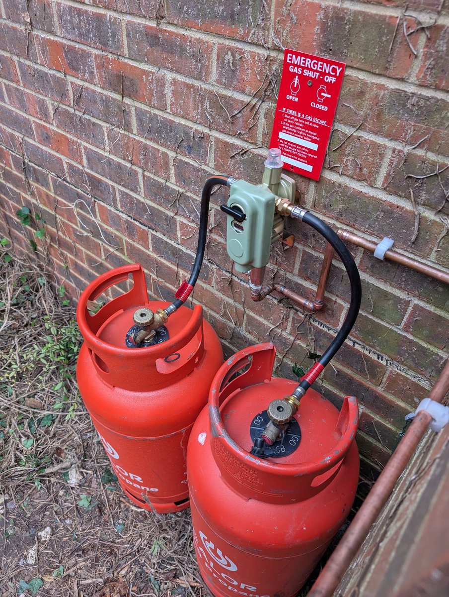 Flamecheck1's tweet image. LPG bottles and pipework installation for a new gas fire 🔥
@Flamecheck1 #gassafety #gasengineers #pipework #lpg