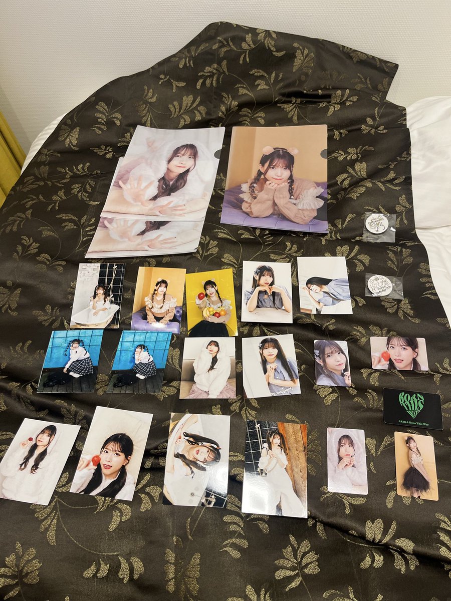 ReoNa_ASCA_go's tweet image. 今日
亜咲花とASCAの現場行ったんだけど…
気のせいかな？
ReoNaさん大阪公演行った？

一部代理購入して頂いた物もありますが
ほぼ頂き物💦

金額にして1万をゆうに超えてるよね😅

皆様本当にありがとうございます😊
そして欲しいと呟けば代理購入申し出てくれる方も感謝です🙏
#ASCA
#亜咲花
#ReoNa