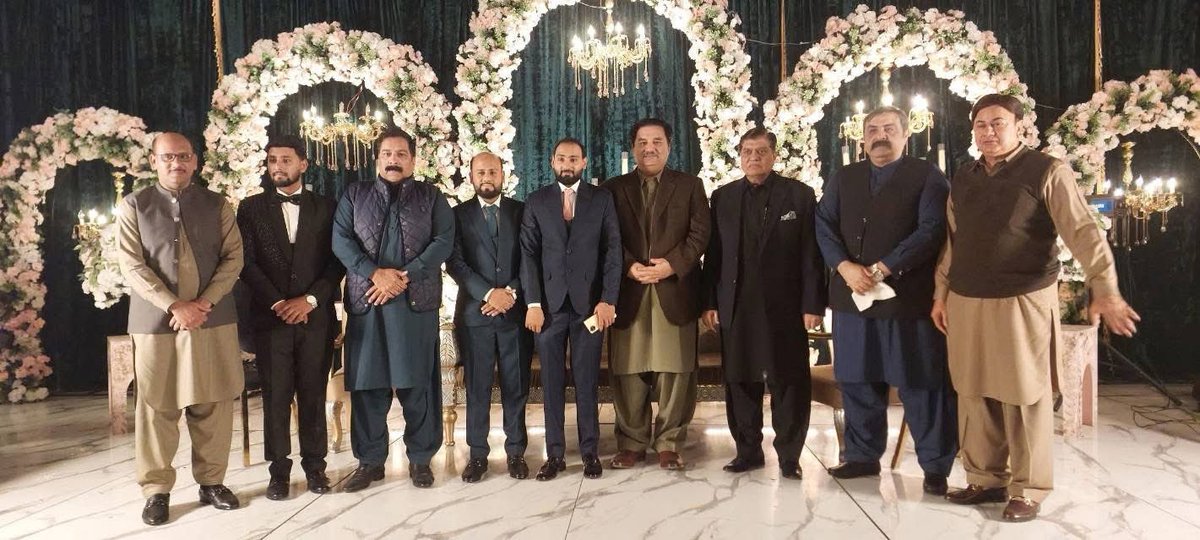 سابق وفاقی وزیر انجنئیر خرم دستگیر خان، سابق ایم پی اے توفیق بٹ، سابق ایم پی اے حاجی وقار چیمہ، اور سابق مئیر گوجرانوالہ شیخ ثروت اکرام کے ہمراہ سابق یوسی چیئرمین و ضلعی چیئرمین بیت المال عمر جاوید بٹ کی شیخ امجد ( مرحوم ) کے بیٹے کی شادی میں شرکت۔

<a href="/kdastgirkhan/">Engr. Khurram Dastgir-Khan (HI)</a>