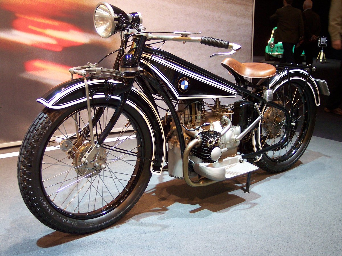 LA HISTORIA DE LAS MEJORES MOTOS BMW R32 (1923): La primera moto de BMW,  cuyo diseño de motor bóxer y transmisión por cardán se convirtió en la base  para los modelos futuros