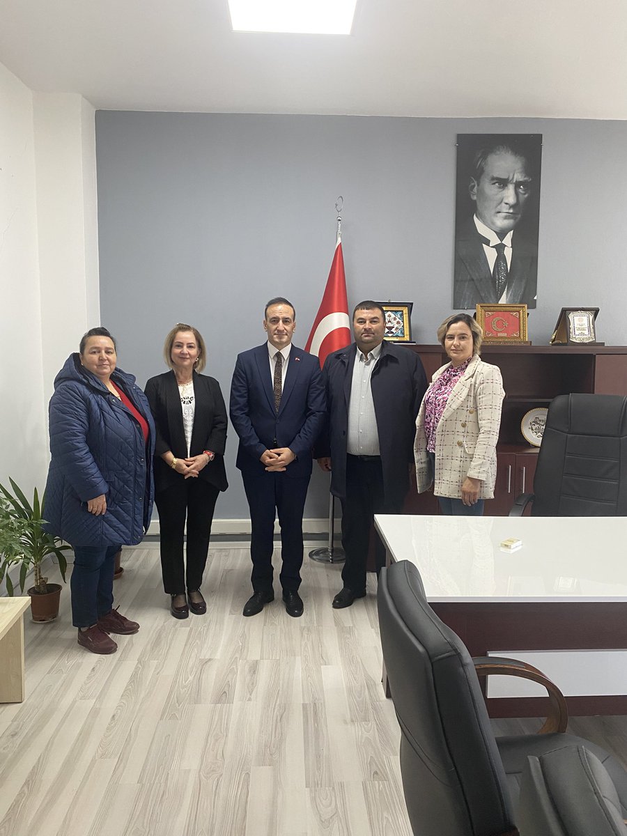 Öğretmenler günü dolayısıyla, AK Parti İnönü İlçe Başkanı Sayın Gökhan Aydın, Kadın Kolları Başkanı Sayın Emel Gençer ve beraberindeki heyet, İlçe Millî Eğitim Müdürümüz Sayın Deniz Çağlayan’ı ziyaret ettiler.

İlçe Millî Eğitim Müdürümüz Sayın Deniz Çağlayan, nazik