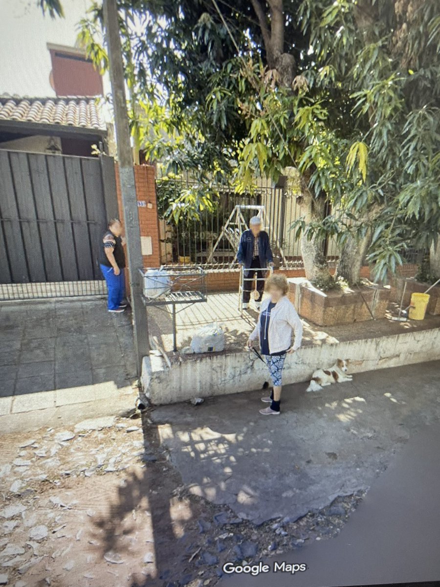 Una vez vi por acá que una persona le veía a su papá fallecido a través del street view de google. Siempre quise ver pero en Paraguay no había street view hasta hoy, cuando una vecina me avisa que sale mi mamá con su perro, la foto es de julio 2024 y ella falleció en set 2024 😭