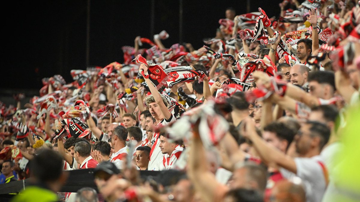 blasradio's tweet image. En las próximas horas comienza el desembarco masivo de rayistas en Bratislava. Desde hace semanas la hinchada del Rayo Vallecano tiene señalada esta semana en el calendario. En muchas ocasiones el rayismo se ha movilizado fuera de casa, pero estoy seguro de que lo de Eslovaquia…