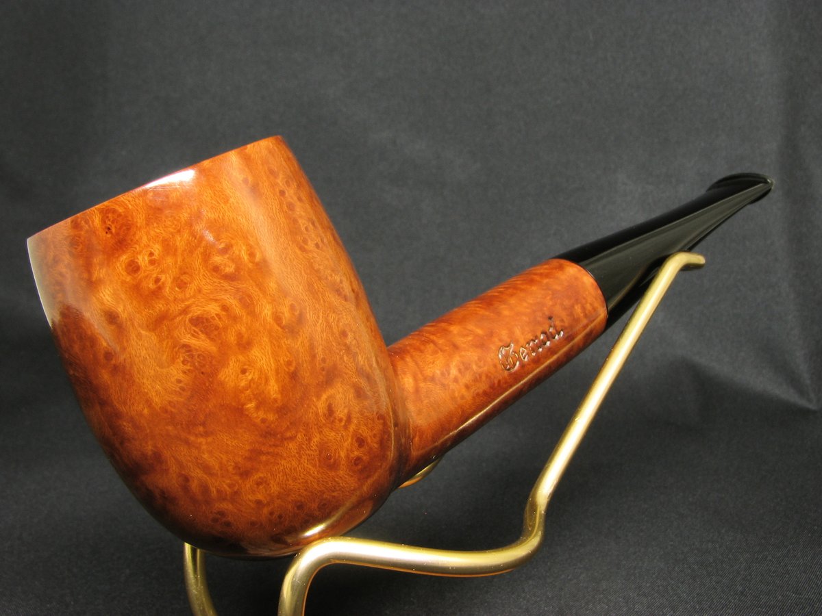 This is what Comoy could have been like if it had stayed in its homeland. Honestly, we wouldn't see any cons in that case - the work of French artisans deserves only the warmest compliments! Judge for yourself - GENOD (formerly Comoy-David) 605 at vkpipes.com/pipeline/genod…