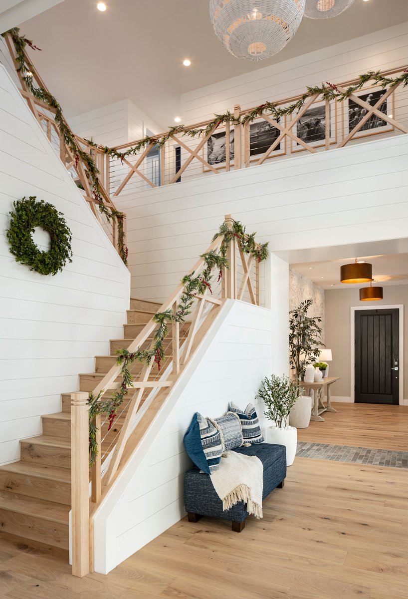 tollbrothers's tweet image. Elevate your holiday party experience with decor that highlights your home&apos;s most stunning spaces. 

Explore our holiday decoration guide to transform your favorite interior spaces for upcoming festivities: bit.ly/437Btj6