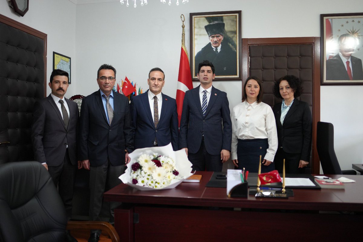 24 Kasım Öğretmenler Günü münasebetiyle Müdürlüğümüz tarafından Atatürk Anıt Alanı’nda çelenk sunma töreni gerçekleştirildi. Törende Müdürlüğümüz çelengi, İlçe Millî Eğitim Müdürümüz Sayın Deniz Çağlayan tarafından sunuldu.

Akabinde Kaymakamımız Sayın Talha Atılay Teymur, “24