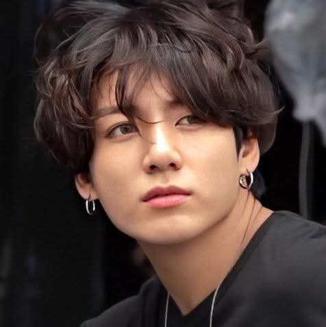 Taewois's tweet image. TIENE 6 AÑOS DE DIFERENCIA Y LUCE EXACTAMENTE IGUAL