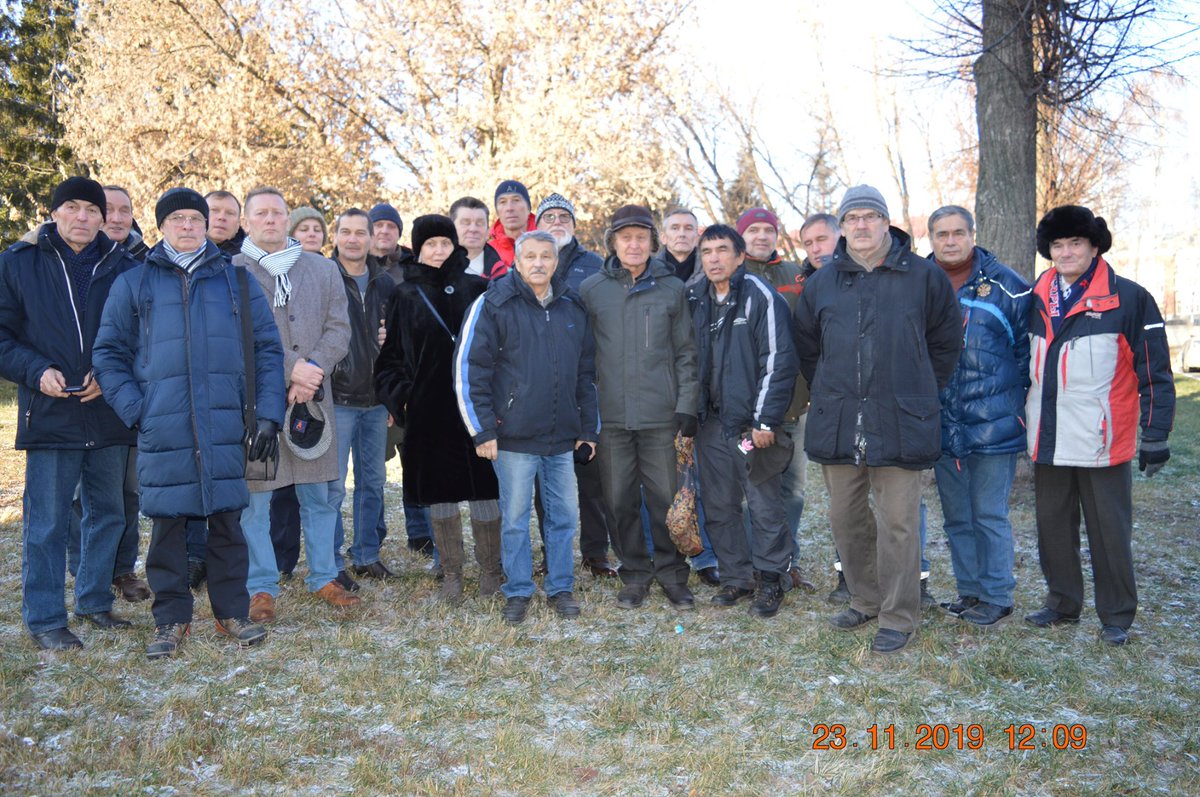 kolyma55's tweet photo. Тренера по плаванию и пловцы-ветераны после прощания с коллегой Юрием Ванеевым (1947-2019).
23 ноября 2019. Чебоксары, во дворе Республиканской больницы https://t.co/JwuhVutt3k