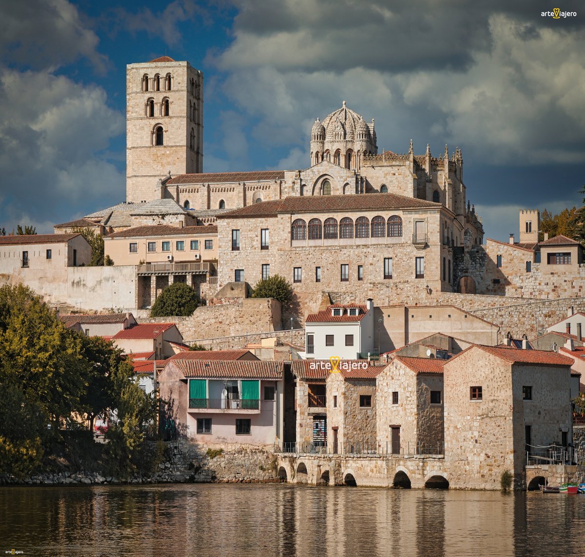 arteviajero_com's tweet image. Hoy os propongo una increíble Ruta de 344 Km que discurre por el maravilloso Arte Románico en la provincia de Zamora ⬇️⬇️⬇️
arteviajero.com/rutas/romanico…
#FelizLunes #travel