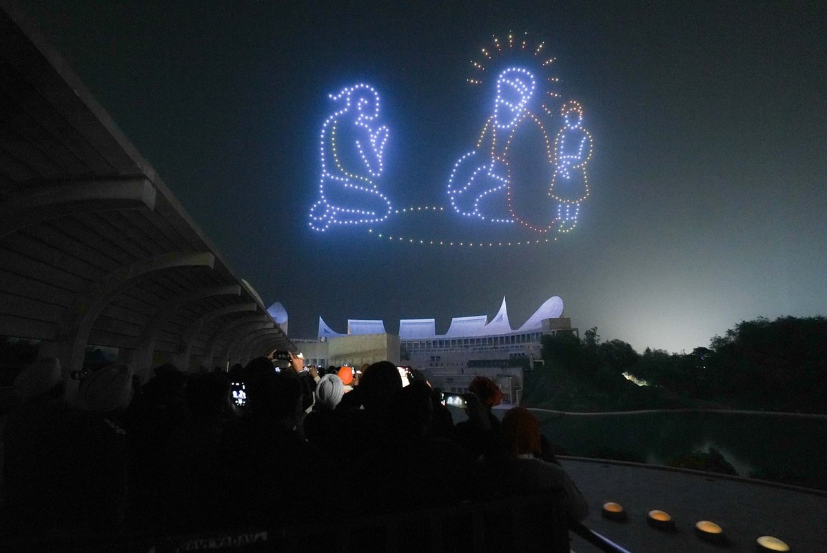 msisodia's tweet image. श्री आनंदपुर साहिब में श्री गुरु तेग बहादुर साहिब जी की शहादत के 350 वर्ष पूरे होने के अवसर पर भगवंत मान सरकार द्वारा आयोजित ड्रोन शो सचमुच अद्भुत रहा।

अँधेरे आसमान में ड्रोन की रोशनी से उकेरी गई गुरु साहिब जी की जीवन-गाथा और उनकी महान कुर्बानी… ऐसा लगा मानो आकाश में कोई दिव्य…