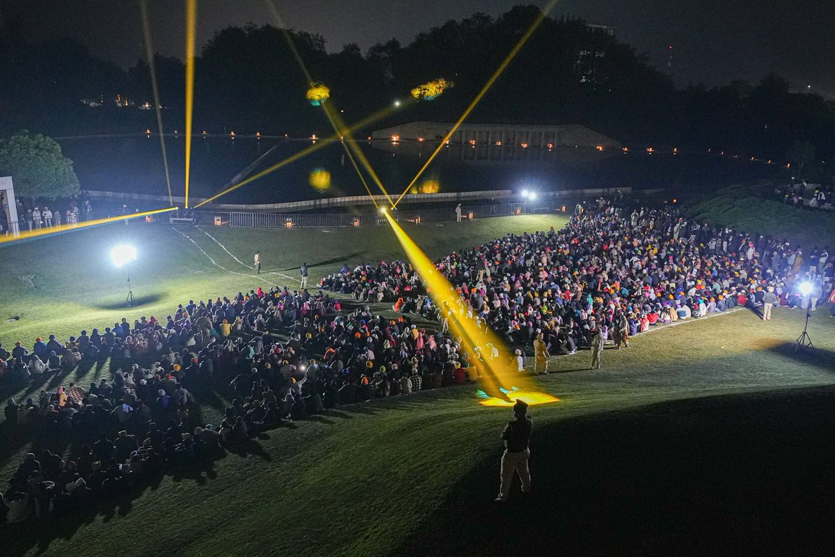 msisodia's tweet image. श्री आनंदपुर साहिब में श्री गुरु तेग बहादुर साहिब जी की शहादत के 350 वर्ष पूरे होने के अवसर पर भगवंत मान सरकार द्वारा आयोजित ड्रोन शो सचमुच अद्भुत रहा।

अँधेरे आसमान में ड्रोन की रोशनी से उकेरी गई गुरु साहिब जी की जीवन-गाथा और उनकी महान कुर्बानी… ऐसा लगा मानो आकाश में कोई दिव्य…