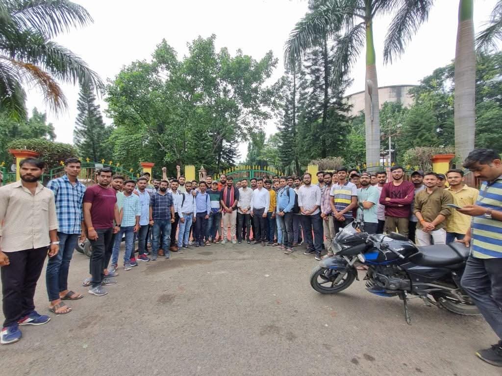 मुख्यमंत्री <a href="/DrMohanYadav51/">Dr Mohan Yadav</a> जी,
प्रतिदिन हजारों अभ्यर्थियों से मुलाकात होती है। अधिकांश समस्याएँ भर्ती परीक्षाओं, जॉइनिंग में देरी, रिज़ल्ट लंबित, कम पदों की संख्या, पद वृद्धि न होना जैसी गंभीर मुद्दों से जुड़ी हैं।
युवाओं की यह पीड़ा लगातार बढ़ती जा रही है।

आज अगर युवा अपनी