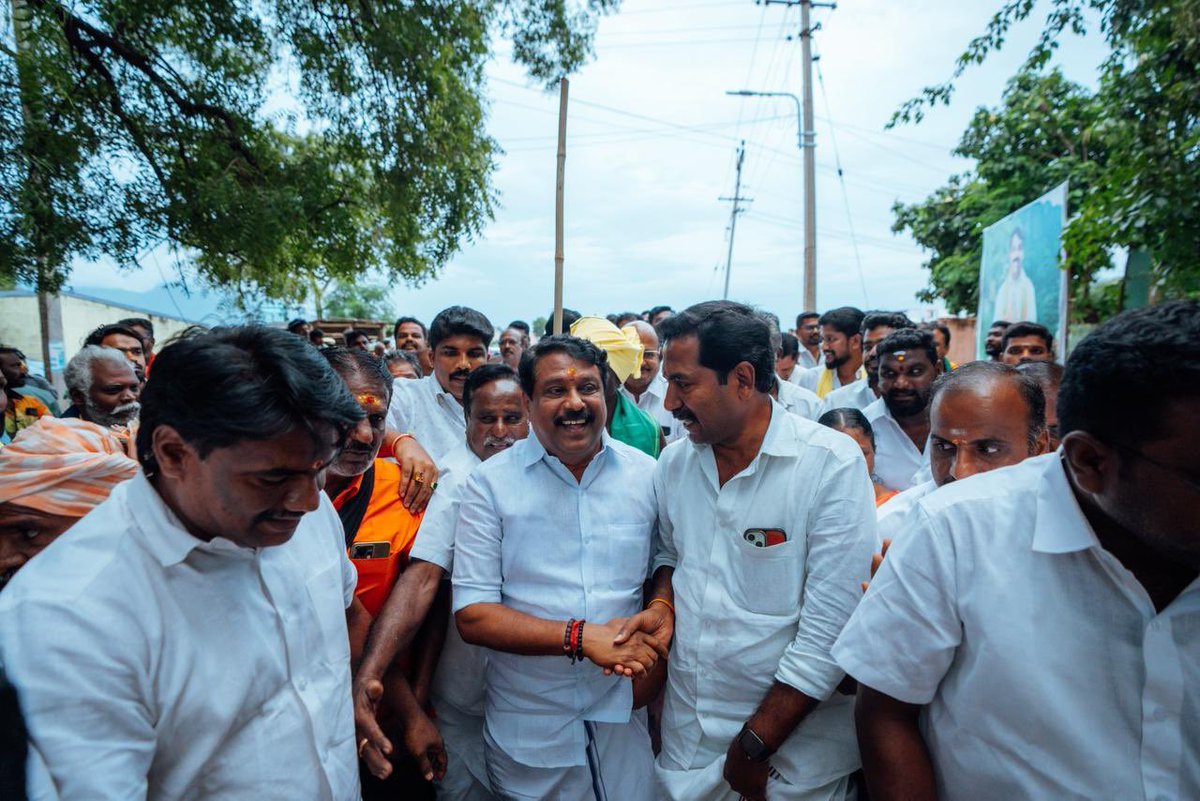 NainarBJP's tweet image. இன்றைய தினம் &quot;தமிழகம் தலை நிமிர தமிழனின் பயணம்&quot; யாத்திரையின் ஒரு பகுதியாக தேனி மாவட்டம் கரட்டுப்பட்டி மக்களின் வாழ்வதாரத்தை காக்க மலைமாடுகளுக்கான மற்றும் அந்த மாடுகள் இனத்தை இன்று வரை தேனி மலை மாடுகள் அழியாமல் பாதுகாக்கும் அந்த மக்களுக்கான கோரிக்கைகள் மற்றும் விவசாயிகளின்…