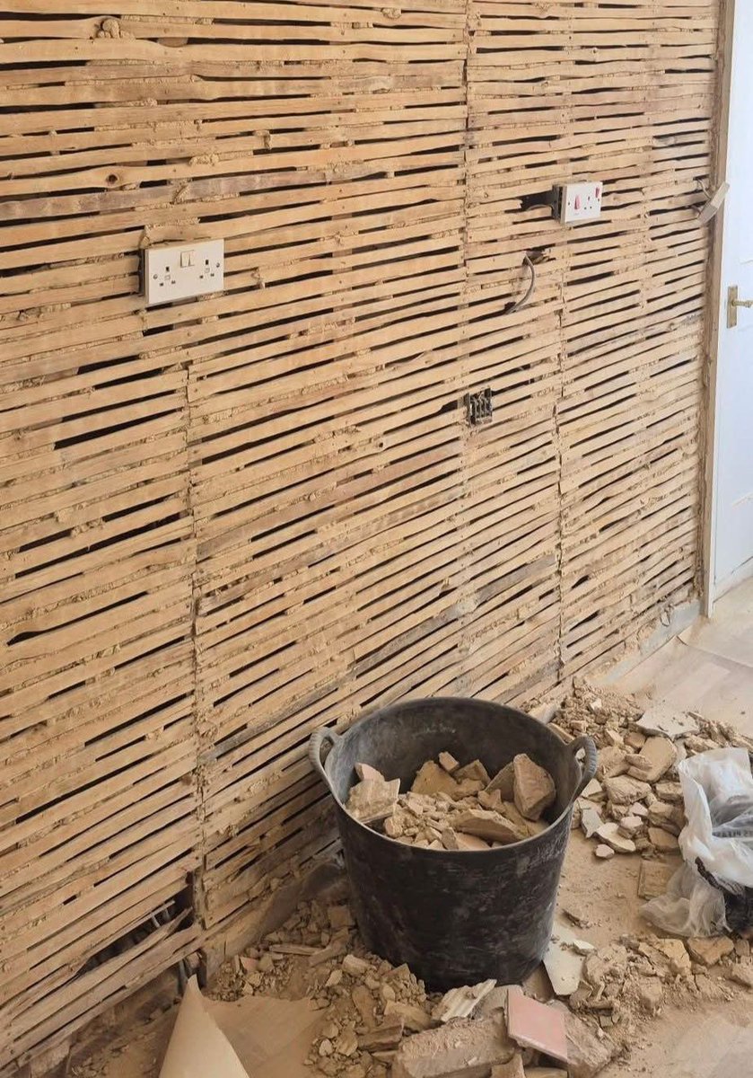 DecoratorsU's tweet image. This is why we insist on day rate for stripping paper...

#stripping #decorator #dayrate
