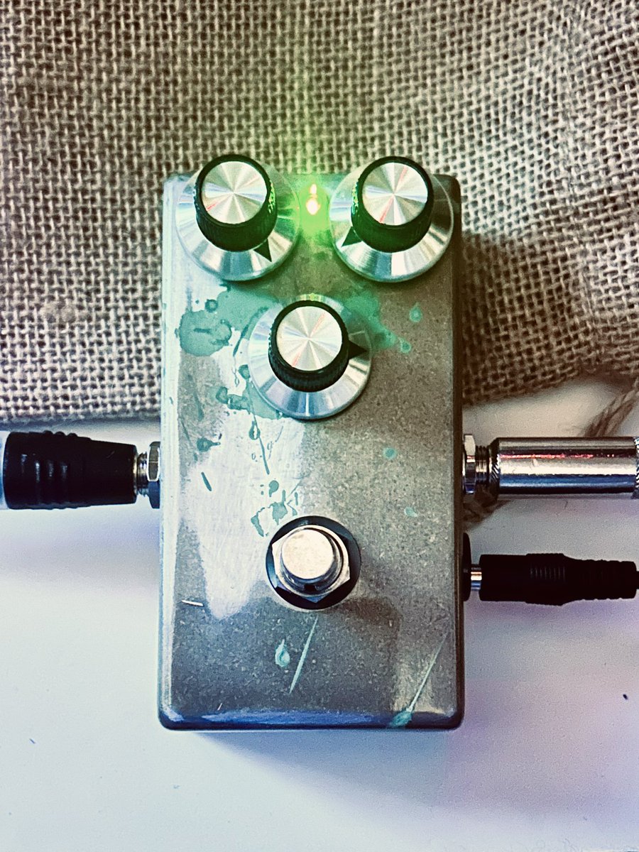 Fuzzholic Designed Pedals

今回もワンオフでFuzzriteのオマージュとの事。
ここのペダルはビルダーであるショウジさんの思惑がそのまま乗り移ったようで面白い。
ツマミの挙動が人間的と言って伝わる人はいるだろうか。

これからが楽しみなメーカーさんです。

#effectpedals #effectpedal