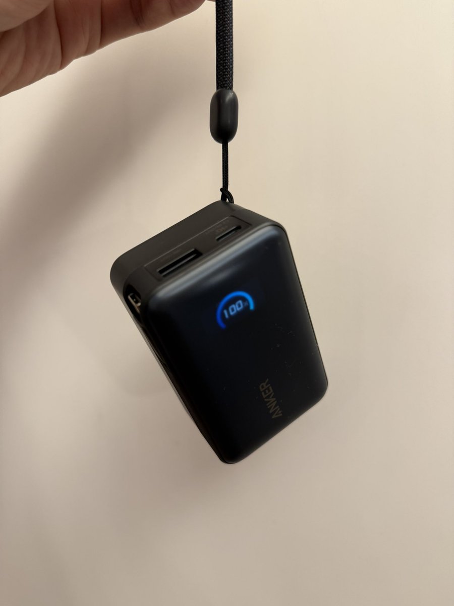 ブラックフライデーセールでバッテリーを買った。10000mAh
巻取り式のケーブルが心地よい。