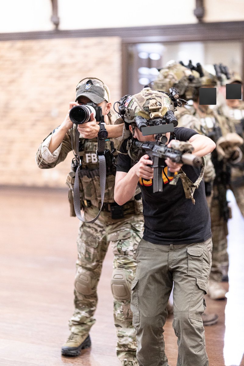 TSHIM31's tweet image. とんとんさんと蓮華さんいたら大体ふざけてる